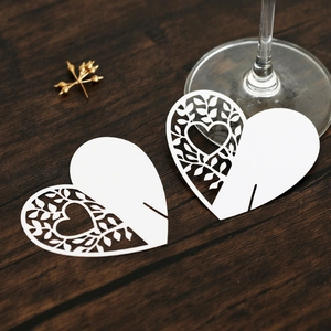 Detail der weißen Herz-Platzkarte für Weingläser mit Laser-Cut-Blattmustern