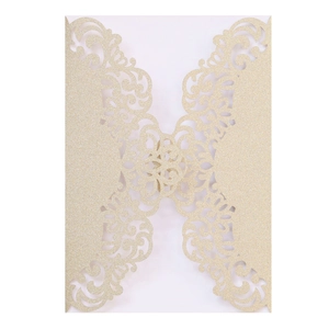 Détail d'invitation découpée au laser champagne doré avec paillettes et motif floral creux