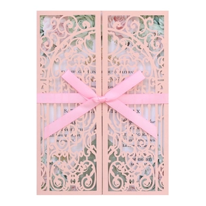 Invitation de mariage découpée au laser rose poudré avec ruban et motif floral chic