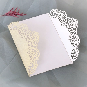Détail de l'invitation découpée au laser champagne doré avec motifs floraux élégants