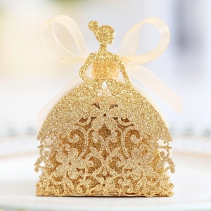 Détail de la boîte à bonbons silhouette fille dorée avec paillettes et motifs ajourés