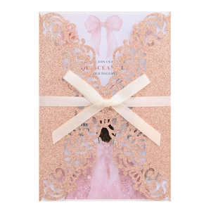 Invitation Quinceañera pailletée or rose découpée au laser avec un nœud en ruban de soie