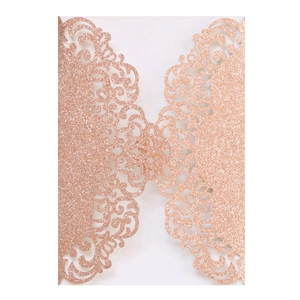 Vue détaillée de l'invitation de mariage pailletée or rose découpée au laser avec fleurs