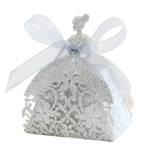 Boîte cadeau pailletée argentée en forme de robe avec nœud bleu et motifs découpés