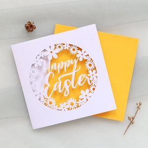 Carte de Pâques découpée au laser avec motif de couronne florale et enveloppe jaune