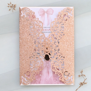 Détail de l'invitation découpée au laser en paillettes or rose avec motifs floraux élégants
