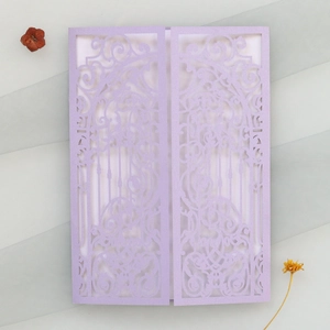 Détail de l'invitation de mariage découpée au laser lavande avec motif de porte sur tulle
