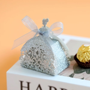 Boîte à bonbons robe de princesse pailletée argentée avec motifs creux et nœud bleu