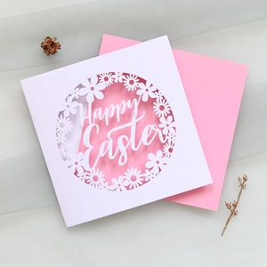Détail de la carte d'invitation Joyeuses Pâques découpée au laser avec doublure rose