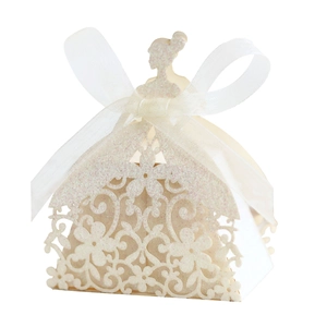 Détails de fleurs découpées au laser sur boîte à bonbons de mariage pailletée avec ruban