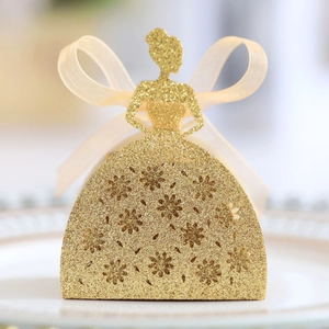 Détail boîte cadeau dorée pailletée en forme de fille avec découpe et nœud organza