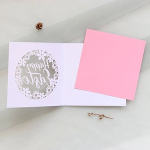 Détail de la carte de Pâques découpée au laser avec motif floral ajouré élégant