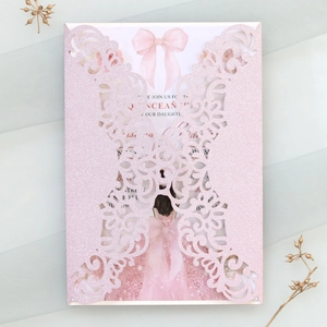 Vue macro d'une invitation rose pailletée découpée au laser avec une illustration élégante