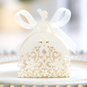 Vue macro d'une boîte à bonbons silhouette de mariée blanche à paillettes et découpe laser