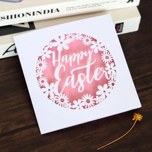 Détail d'une carte de Pâques découpée au laser avec motifs floraux et doublure rose