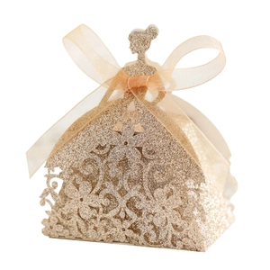 Détail de la boîte à bonbons en forme de robe découpée au laser avec paillettes et nœud doré