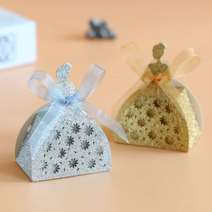 Détails des boîtes de mariage à paillettes en forme de robe avec motifs évidés