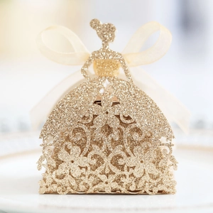 Détail d'une boîte cadeau scintillante en forme de robe avec découpe laser et ruban
