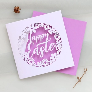 Détail d'une carte de Pâques découpée au laser avec motif floral et enveloppe violette