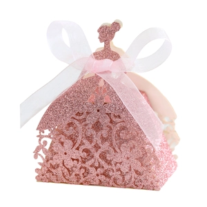 Détail de boîte cadeau robe princesse rose pailletée avec motifs découpés au laser et ruban