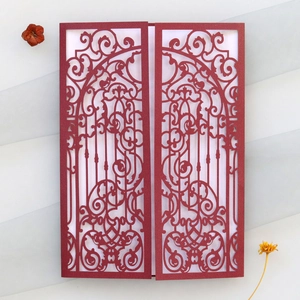 Détail de l'invitation de mariage bordeaux découpée au laser avec motif de porte élégant