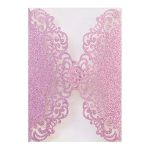 Vue détaillée de l'invitation rose pailletée découpée au laser avec motif de vigne