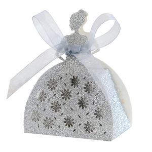 Détail de la boîte à bonbons argentée pailletée en forme de robe avec ruban bleu