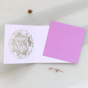 Carte de Pâques découpée au laser avec motif marguerite et insert violet sur textile