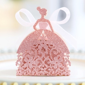 Détail de boîte à bonbons pailletée or rose avec silhouette féminine et motifs découpés