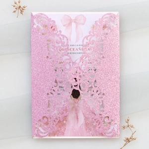 Détail de l'invitation découpée au laser avec motif floral rose ajouré pailleté