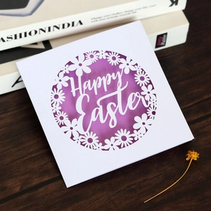 Détail de carte Happy Easter découpée au laser avec marguerites et insert violet