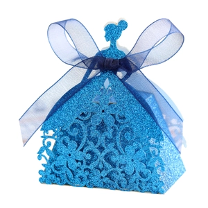 Détail du motif ajouré au laser et paillettes bleues sur la boîte cadeau princesse