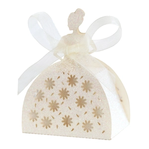Détail de boîte à bonbons ballerine scintillante avec découpes et nœud en organza