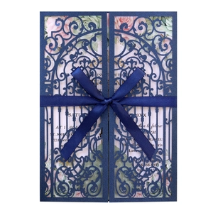 Invitation de mariage bleu marine découpée au laser avec ruban et carte fleurie