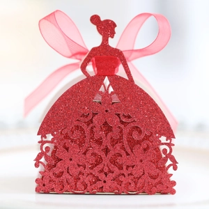 Détail de boîte à bonbons rouge pailletée avec découpe ajourée en forme de fille