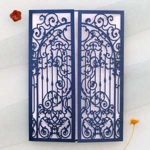 Gros plan d'une invitation de mariage bleu marine découpée au laser avec motif porte