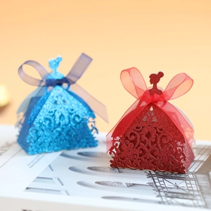 Boîtes à bonbons robe de princesse pailletées avec découpes laser et rubans