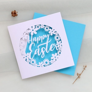 Détail de carte Happy Easter découpée au laser avec motif floral et insert bleu élégant