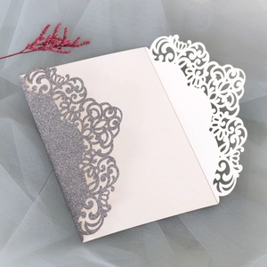 Gros plan sur un étui d'invitation de mariage pailleté avec découpe laser florale