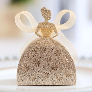 Détail de la boîte à dragées dorée scintillante avec silhouette féminine élégante