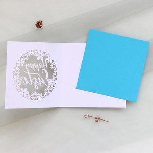 Détail de la carte de Pâques découpée au laser avec motif marguerite et insert bleu