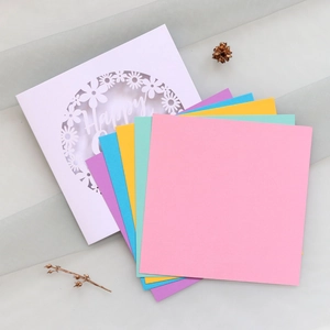 Détail de la pochette découpée au laser avec motif floral et texte Happy pour carte de Pâques