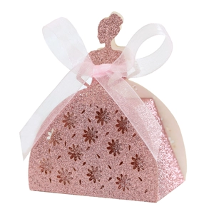 Détail de la boîte à bonbons princesse à paillettes roses avec motif fleuri et nœud en organza