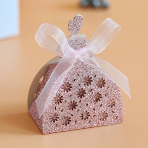 Boîte à bonbons robe de princesse pailletée rose avec motifs fleurs et ruban
