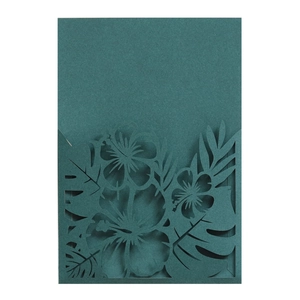 Détails de l'invitation de mariage vert foncé découpée au laser avec motifs de fleurs tropicales