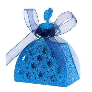 Détail boîte à bonbons bleue pailletée découpée au laser en forme de robe de princesse
