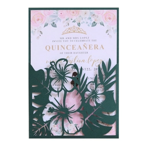 Détail de l'enveloppe verte découpée au laser avec motifs tropicaux et carte d'invitation