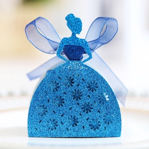 Détail de la boîte à bonbons bleue scintillante avec motifs évidés et ruban de soie