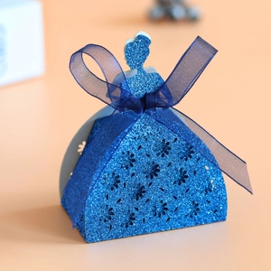 Détail de la boîte à bonbons robe princesse bleue à paillettes avec motifs découpés au laser