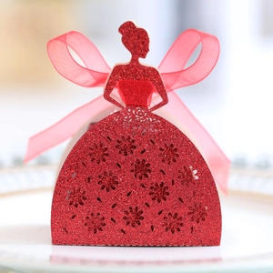Détail de la boîte de mariage à paillettes rouges au design élégant de robe évidée